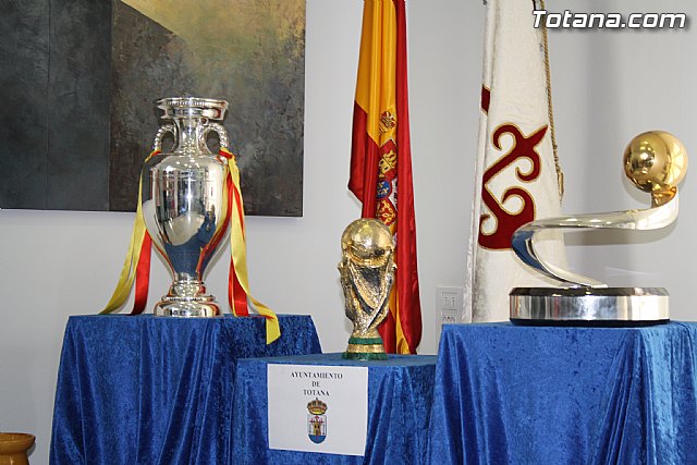 Totana recibe los trofeos del Mundial y la Eurocopa de ftbol logrados por la seleccin nacional absoluta de ftbol - 3