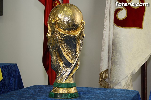 Totana recibe los trofeos del Mundial y la Eurocopa de ftbol logrados por la seleccin nacional absoluta de ftbol - 4