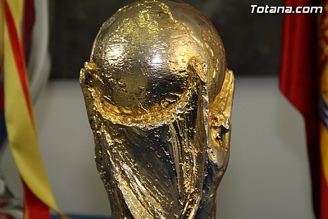 Totana recibe los trofeos del Mundial y la Eurocopa de ftbol logrados por la seleccin nacional absoluta de ftbol - 5