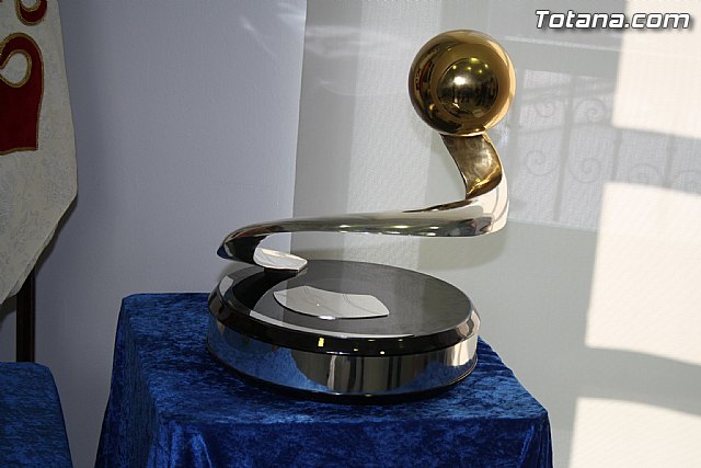 Totana recibe los trofeos del Mundial y la Eurocopa de ftbol logrados por la seleccin nacional absoluta de ftbol - 6