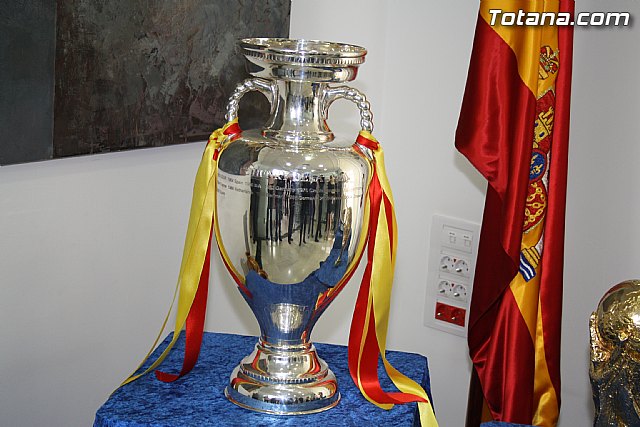 Totana recibe los trofeos del Mundial y la Eurocopa de ftbol logrados por la seleccin nacional absoluta de ftbol - 7
