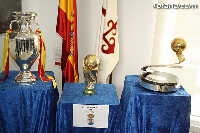 Totana recibe los trofeos del Mundial y la Eurocopa de ftbol logrados por la seleccin nacional absoluta de ftbol - 8