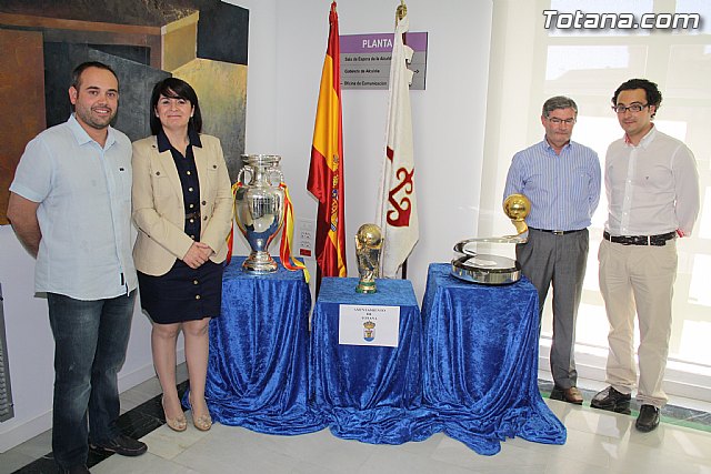Totana recibe los trofeos del Mundial y la Eurocopa de ftbol logrados por la seleccin nacional absoluta de ftbol - 9