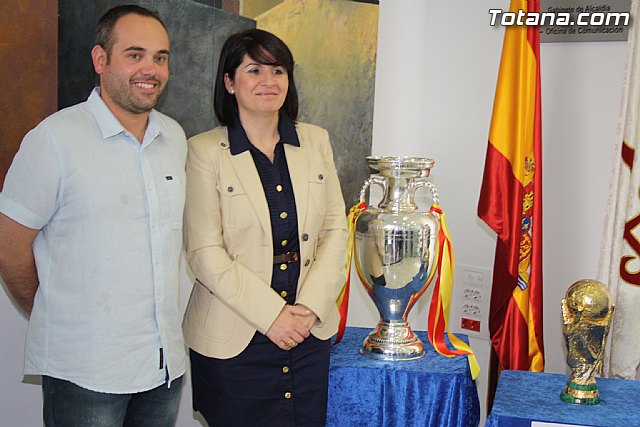 Totana recibe los trofeos del Mundial y la Eurocopa de ftbol logrados por la seleccin nacional absoluta de ftbol - 10