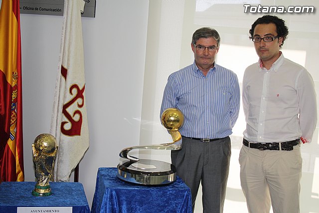 Totana recibe los trofeos del Mundial y la Eurocopa de ftbol logrados por la seleccin nacional absoluta de ftbol - 11