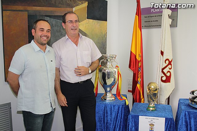 Totana recibe los trofeos del Mundial y la Eurocopa de ftbol logrados por la seleccin nacional absoluta de ftbol - 12