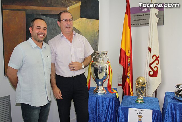 Totana recibe los trofeos del Mundial y la Eurocopa de ftbol logrados por la seleccin nacional absoluta de ftbol - 12