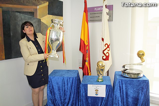 Totana recibe los trofeos del Mundial y la Eurocopa de ftbol logrados por la seleccin nacional absoluta de ftbol - 13