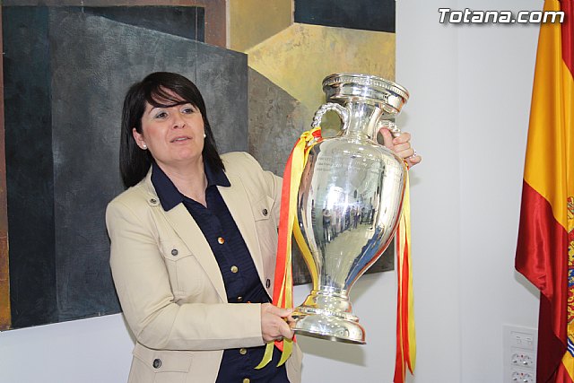 Totana recibe los trofeos del Mundial y la Eurocopa de ftbol logrados por la seleccin nacional absoluta de ftbol - 14