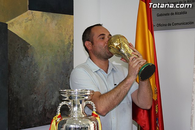 Totana recibe los trofeos del Mundial y la Eurocopa de ftbol logrados por la seleccin nacional absoluta de ftbol - 15