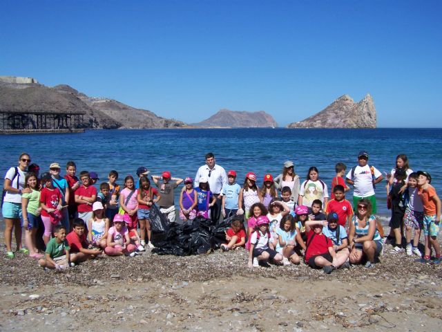 Los alumnos del programa Ecoescuelas Litorales realizan una limpieza simbólica en la playa de Los Cocedores - 1, Foto 1