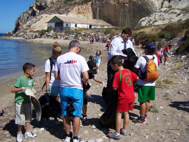 Los alumnos del programa Ecoescuelas Litorales realizan una limpieza simbólica en la playa de Los Cocedores - 2, Foto 2