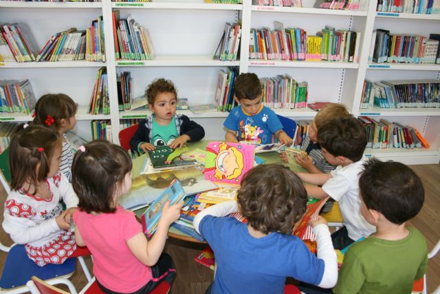 Alumnos de la Escuela Infantil Doña Pepita López Gandía visitan el Centro de Lectura José María Munuera y Abadía, Foto 3