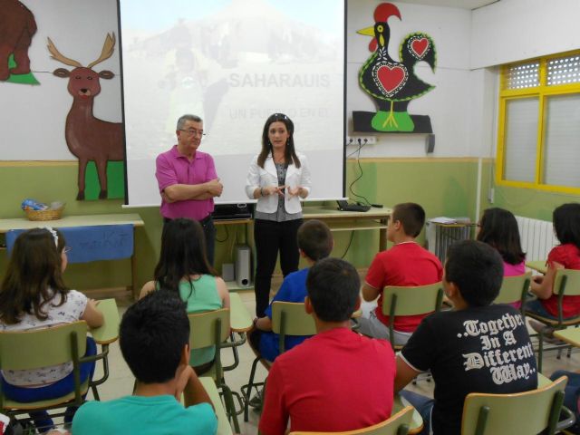Los estudiantes del colegio Río Segura conocen el trabajo de la Asociación de Amigos del Pueblo Saharaui - 1, Foto 1