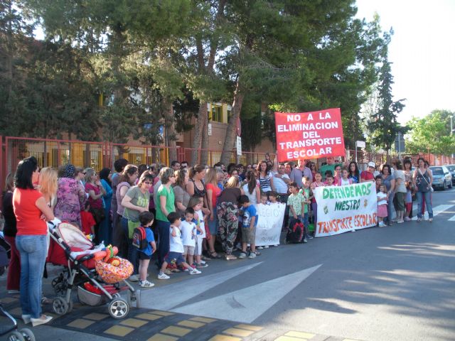 La FAPA Juan Gonzlez denuncia la supresin del transporte escolar que afectar a muchos de alumnos de primaria y secundaria de la Regin de Murcia, Foto 6