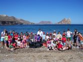 Los alumnos del programa 'Ecoescuelas Litorales' realizan una limpieza simblica en la playa de Los Cocedores