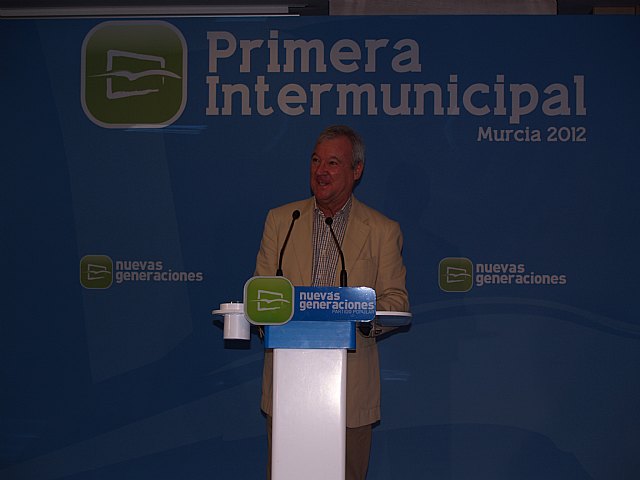 Valcárcel anima a los jóvenes a defender la política de proximidad, la verdad y el compromiso con los problemas sociales - 1, Foto 1