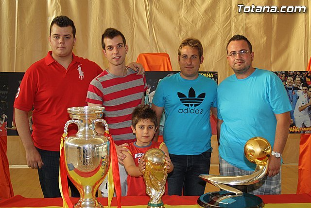 More than 1,500 fans came to the Pavilion "Manolo Ibez" to be photographed with the World Cups and European football, Foto 1