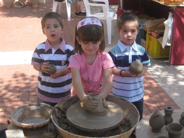 El mercadillo artesano de La Santa volvió a celebrarse el pasado domingo 27 de mayo en las inmediaciones del atrio del santuario, Foto 1