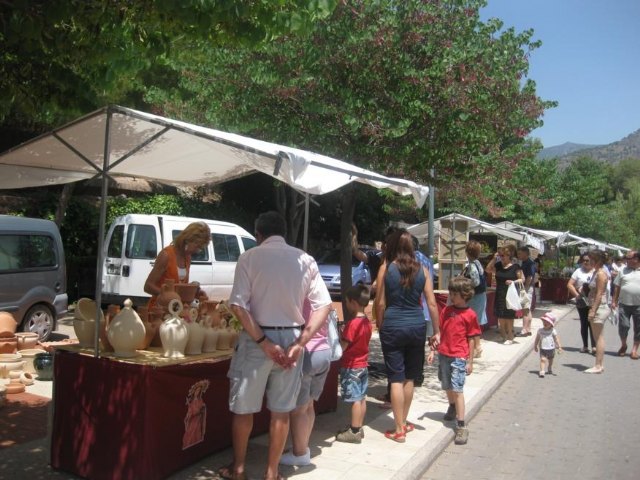 El mercadillo artesano de La Santa volvió a celebrarse el pasado domingo 27 de mayo en las inmediaciones del atrio del santuario, Foto 2