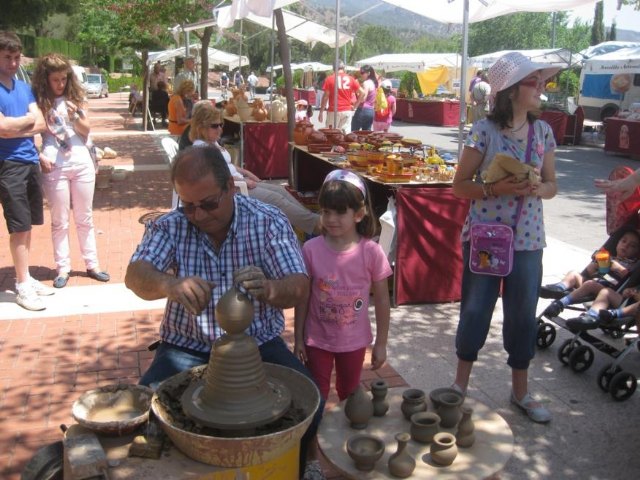 El mercadillo artesano de La Santa volvió a celebrarse el pasado domingo 27 de mayo en las inmediaciones del atrio del santuario, Foto 3