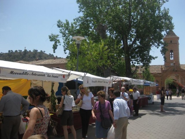 El mercadillo artesano de La Santa volvió a celebrarse el pasado domingo 27 de mayo en las inmediaciones del atrio del santuario, Foto 4
