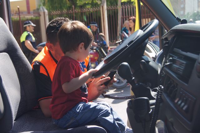 Alumnos de la Escuela Infantil Municipal Clara Campoamor se familiarizan con la labor que realizan los servicios de emergencias, Foto 2