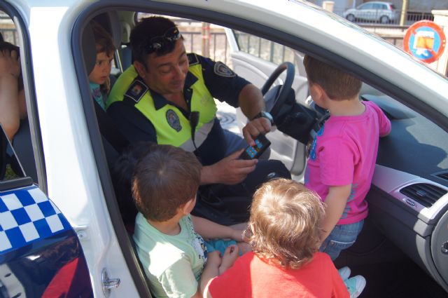Alumnos de la Escuela Infantil Municipal Clara Campoamor se familiarizan con la labor que realizan los servicios de emergencias, Foto 3