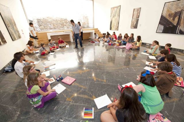 Los niños exponen sus trabajos junto a las obra del artista Luis Fernández - 2, Foto 2