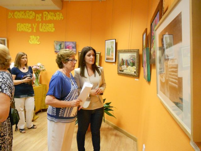 María Dolores García Mompeán gana el concurso de pintura Flores y Libros de los Centros de la Mujer - 1, Foto 1