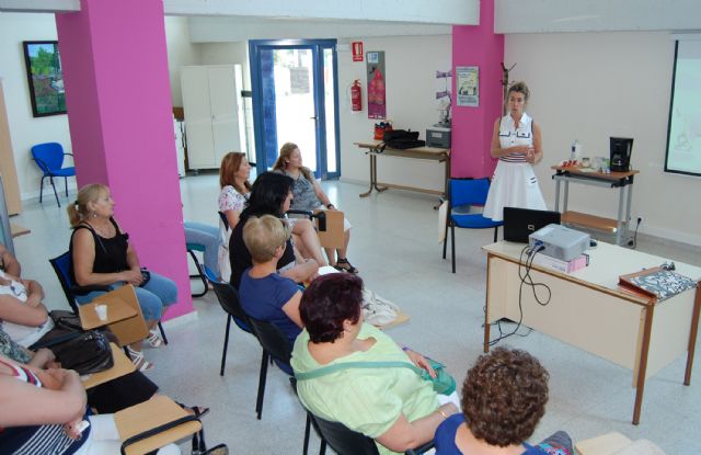 La asociación Isabel González torreña organiza un taller sobre los valores que aportan los cuentos de hadas - 1, Foto 1