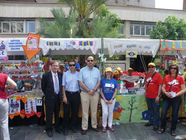 Los alumnos de Primaria y Secundaria vendieron sus iniciativas en el tercer Mini Market de la Región - 1, Foto 1