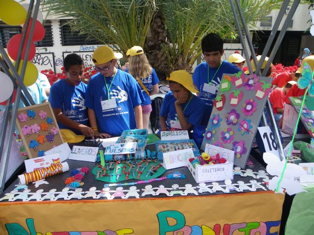 Los alumnos de Primaria y Secundaria vendieron sus iniciativas en el tercer Mini Market de la Región - 3, Foto 3