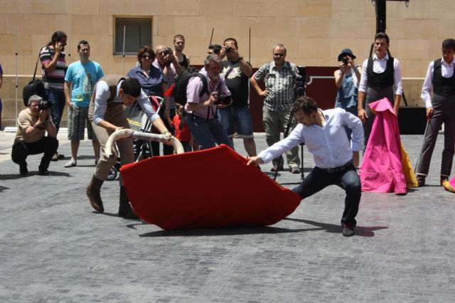 Lecciones de toreo a los pies de la Catedral de Murcia - 1, Foto 1