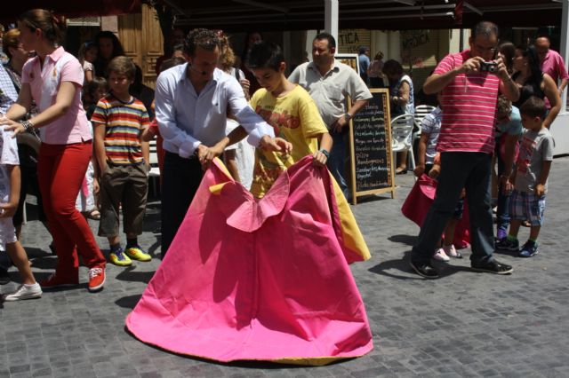Lecciones de toreo a los pies de la Catedral de Murcia - 2, Foto 2