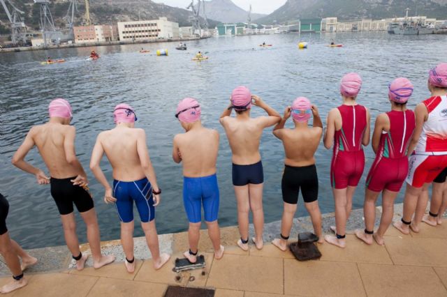 El puerto se llena de atletas en el I Sertri -VII Triatlon Ciudad de Cartagena - 1, Foto 1