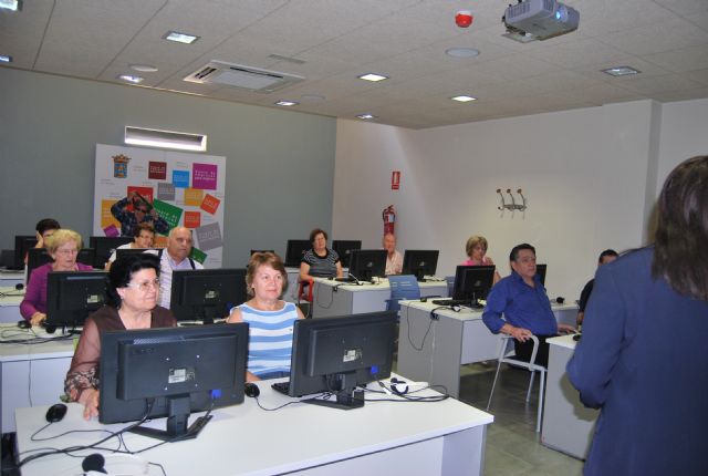 Los mayores reciben los diplomas del Taller de Informtica e Internet, Foto 1