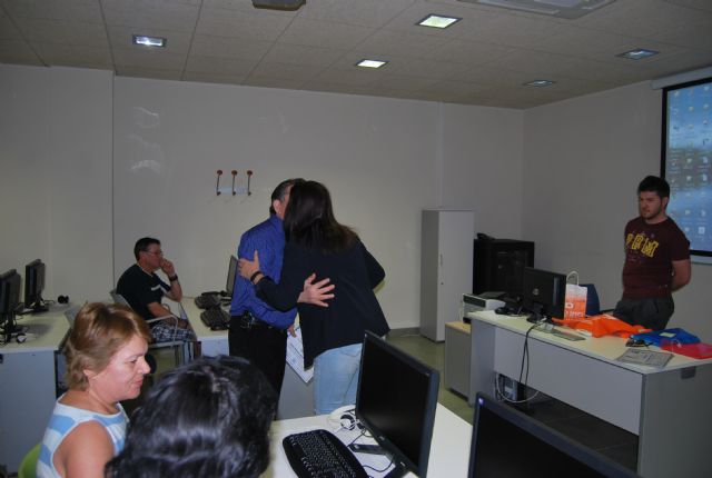 Los mayores reciben los diplomas del Taller de Informtica e Internet, Foto 2