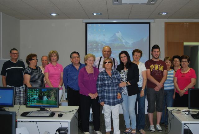 Los mayores reciben los diplomas del Taller de Informtica e Internet, Foto 3