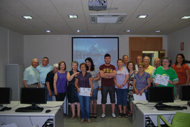 Los mayores reciben los diplomas del Taller de Informtica e Internet, Foto 4