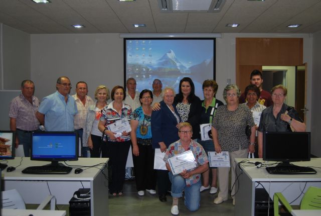 Los mayores reciben los diplomas del Taller de Informtica e Internet, Foto 5