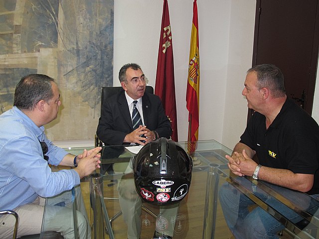 El consejero Manuel Campos recibe al preside nte de la Plataforma Motera por la Seguridad Vial de la Regin de Murcia, Foto 1