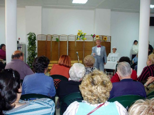 El grupo de teatro de mayores Amanecer actúa en Los Dolores - 1, Foto 1