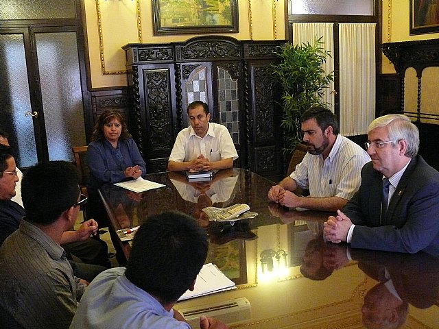El Alcalde recibe a los cónsules de Ecuador y Bolivia en la Región de Murcia - 1, Foto 1
