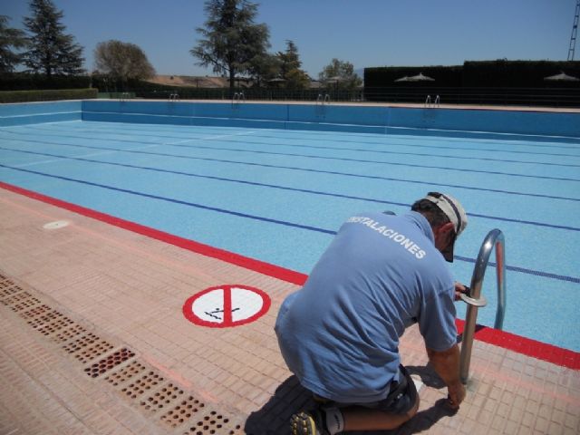 La concejalía de Deportes trabaja intensamente en poner a punto las piscinas municipales, Foto 2