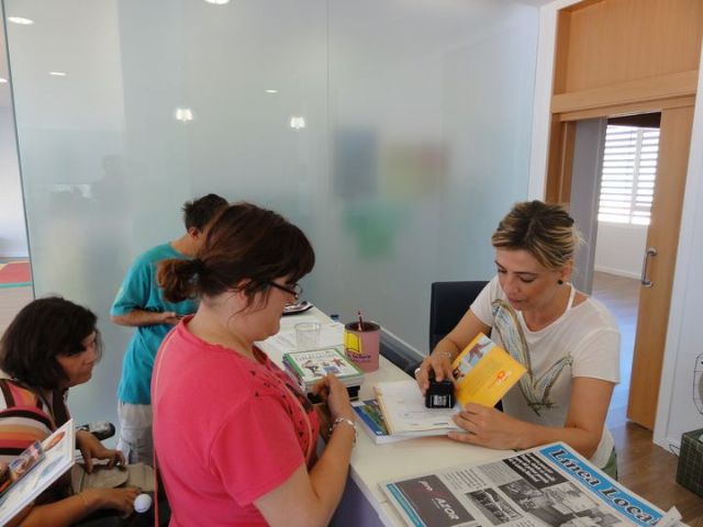 Los alumnos del Centro de Día de discapacidad intelectual José Moya Trilla visitan el centro de lectura José María Munuera y Abadía, Foto 2
