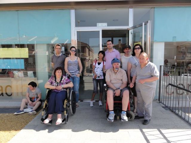 Los alumnos del Centro de Día de discapacidad intelectual José Moya Trilla visitan el centro de lectura José María Munuera y Abadía, Foto 3