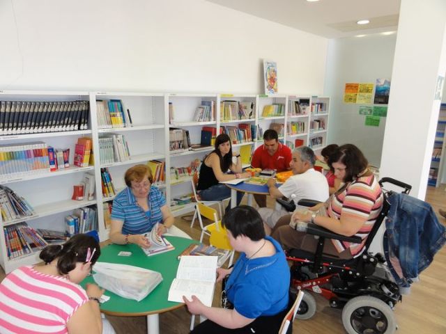 Los alumnos del Centro de Día de discapacidad intelectual José Moya Trilla visitan el centro de lectura José María Munuera y Abadía - 4, Foto 4