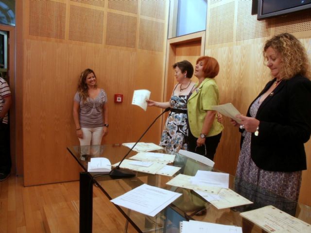 140 alumnas de los cursos de la Concejalía de la Mujer recogen sus diplomas - 5, Foto 5