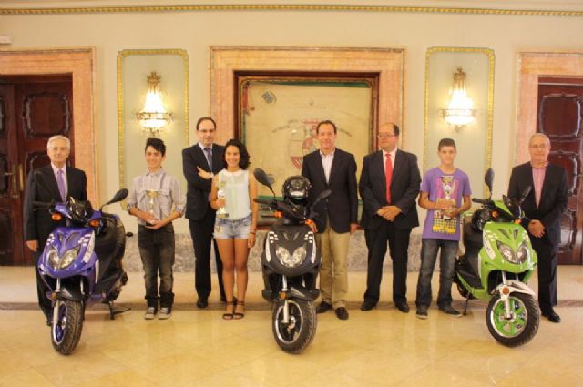 El Alcalde entrega premios a los escolares más expertos en educación vial - 1, Foto 1